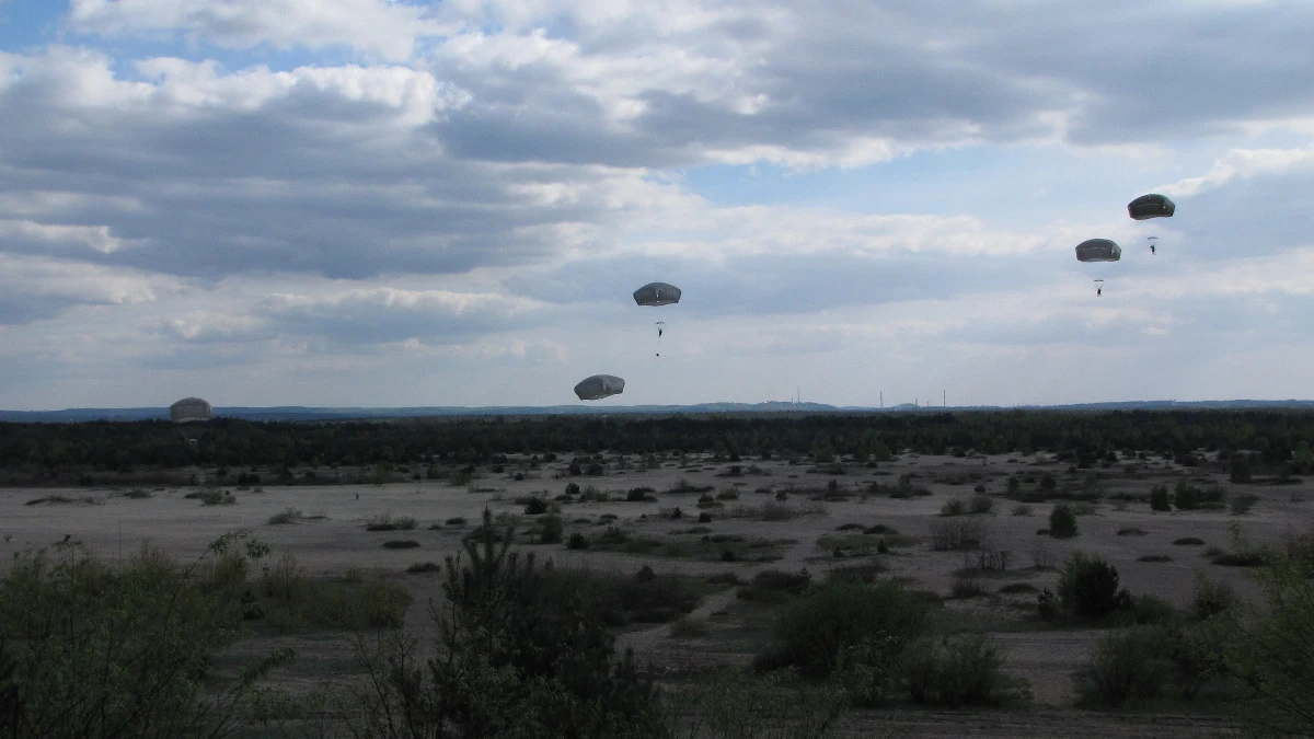 Desant z powietrza ćwiczyli na małopolskiej Pustyni Błędowskiej amerykańscy i kanadyjscy komandosi. Z samolotów transportowych zrzucono także sprzęt, m.in. samochód terenowy na specjalnej platformie desantowej.
