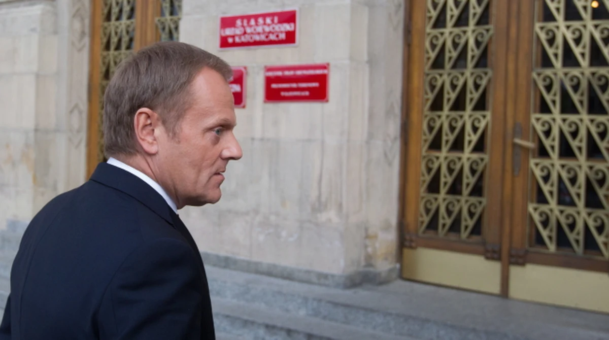 Trudna sytuacja w Kompanii Węglowej i strategia dla całego górnictwa na najbliższe lata - to tematy rozmów rozpoczętych wieczorem w Urzędzie Wojewódzkim w Katowicach. Do związkowców z branży górniczej niespodziewanie dołączył premier Donald Tusk. Odnosząc się do żądań górników, którzy domagają się od rządu planu ratunkowego dla branży, stwierdził: "Ta sytuacja będzie wymagała wspólnych działań, bo z całą pewnością nie obędzie się bez trudnych, wymagających decyzji".