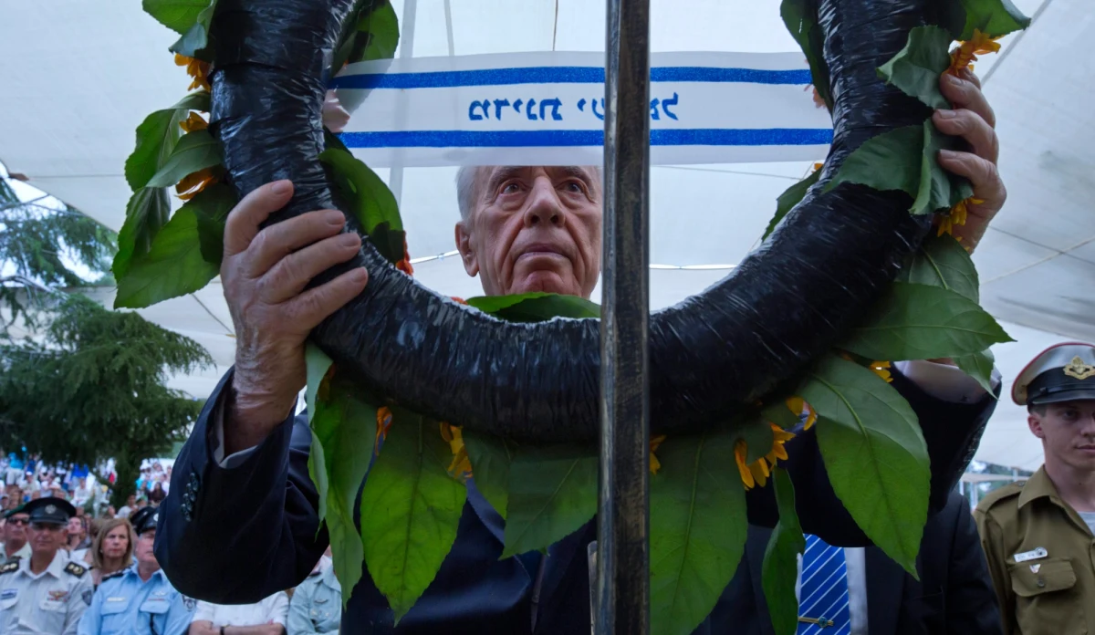 Prezydent Izraela Szimon Peres wyznał w wywiadzie dla poniedziałkowego wydania dziennika "Jedijot Achronot", że jego małżeństwo zniszczyła polityka. Wyjaśnił, że poszli z żoną "osobnymi drogami', gdy podjął decyzję o starcie w wyborach prezydenckich w 2007 roku.