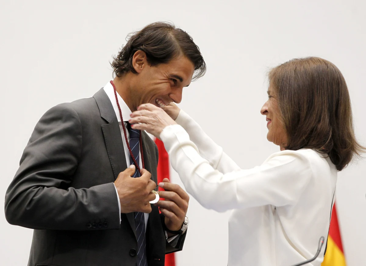 Rafael Nadal, najbardziej znanym hiszpański tenisista otrzymał od burmistrz Any Botello tytuł honorowego obywatela Madrytu. Jednogłośnie przyznali mu go radni stolicy Hiszpanii. Siedem lat temu aktualny lider rankingu ATP otrzymał także prestiżowy Złoty Medal Madrytu.


