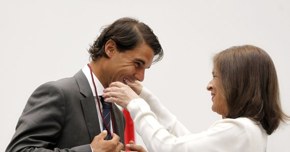 Rafael Nadal, najbardziej znanym hiszpański tenisista otrzymał od burmistrz Any Botello tytuł honorowego obywatela Madrytu. Jednogłośnie przyznali mu go radni stolicy Hiszpanii. Siedem lat temu aktualny lider rankingu ATP otrzymał także prestiżowy Złoty Medal Madrytu.


