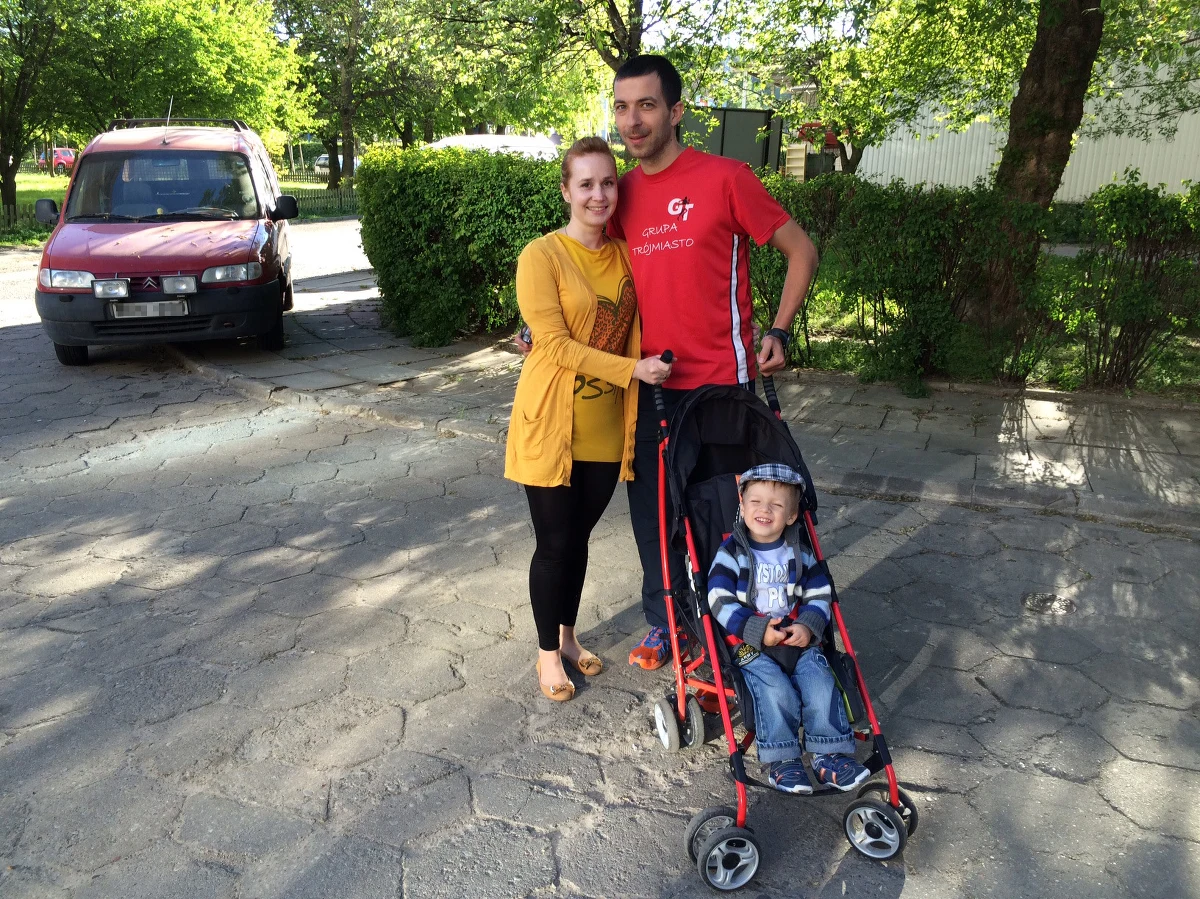 ​Zaczęli osobno. Od kilku lat są już małżeństwem i biegają wspólnie. Szybko dołączył też do nich 2-letni obecnie syn. W rozmowie z reporterem RMF FM Kubą Kaługą mieszkający w Trójmieście Magdalena Lulewicz i jej mąż Dariusz opowiadają o swojej pasji, tym, jak dobrze biega się całą rodziną i małymi dziećmi oraz... o ich biegowych zaręczynach. My już teraz zapraszamy natomiast do udziału w Biegu Par i Biegu Rodzinnym pod patronatem RMF FM. 17 maja przyjdźcie na Błonia i wystartujcie w Krakowskich Spotkaniach Biegowych!