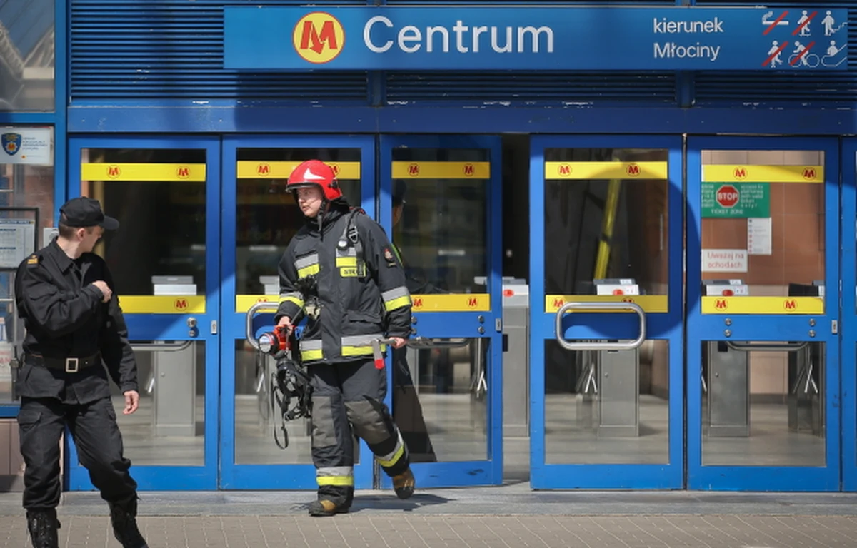 Stacje metra "Centrum", Świętokrzyska" i "Ratusz Arsenał" zostały zamknięte, ponieważ był tam wyczuwalny gazu. Około południa z ruchu wyłączony został odcinek metra między stacjami "Dworzec Gdański" i "Metro Wilanowska". Tam też pracownicy podziemnej kolejki wyczuli na stacjach zapach gazu. Ewakuowano ok. 900 pasażerów. Na ulice wyjechały autobusy zastępcze. 