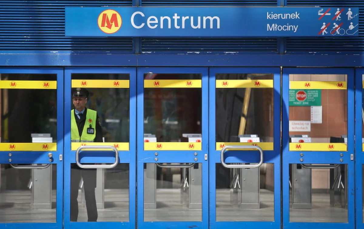 Warszawskie metro kursuje już normalnie na całej długości - od "Kabat" do "Młocin". Wcześniej przez kilka godzin wyłączony z ruchu był odcinek pomiędzy stacjami "Wilanowska" a "Dworzec Gdański". Na stacjach wyczuwalny był zapach gazu, jednak jego wycieku nie wykryto. To mogła być próba celowego paraliżu metra - dowiedział się reporter RMF FM. 