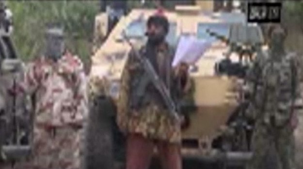 Islamistyczna bojówka Boko Haram porwała w Nigerii 276 uczennic. Ekstremiści odgrażają się, że... sprzedadzą je na targu. - Wydam za mąż 12-latkę i 9-latkę - mówi na amatorskim nagraniu lider organizacji, Abubakar Shekau.


Do porwania ponad 300 uczennic doszło 14 kwietnia w mieście Chibok w stanie Borno w północno-wschodniej Nigerii. 53 dziewczynkom udało się uciec – w rękach ekstremistów pozostaje obecnie 276 dziewcząt.

Nagranie ujawnione przez Boko Haram jest oficjalnym potwierdzeniem podejrzeń, że to właśnie islamscy bojówkarze stoją za sprawą, która bulwersuje całą Afrykę.


Boko Haram walczą o ustanowienie na północy Nigerii państwa wyznaniowego, w którym obowiązywałoby prawo szariatu.