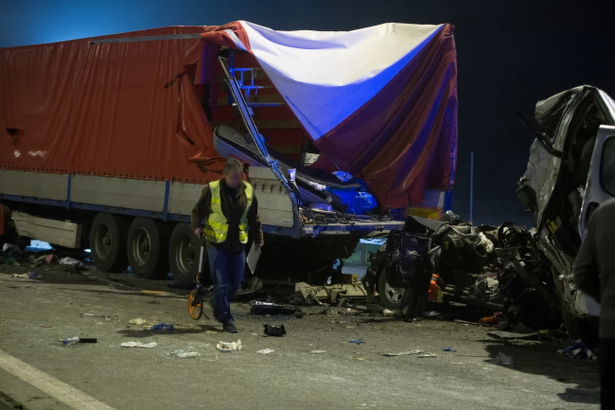 Zarzut spowodowania wypadku, w którym ranna została 34-letnia kobieta, usłyszał kierowca TIR-a, uczestnik weekendowego karambolu w Kowiesach w Łódzkiem. 28-letni Białorusin jechał za szybko: 95 kilometrów na godzinę w gęstej mgle na drodze. W sumie w karambolu zginęły 3 osoby, a 25 zostało rannych.