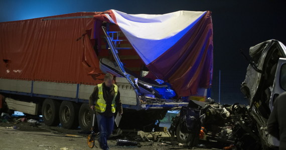 Zarzut spowodowania wypadku, w którym ranna została 34-letnia kobieta, usłyszał kierowca TIR-a, uczestnik weekendowego karambolu w Kowiesach w Łódzkiem. 28-letni Białorusin jechał za szybko: 95 kilometrów na godzinę w gęstej mgle na drodze. W sumie w karambolu zginęły 3 osoby, a 25 zostało rannych.