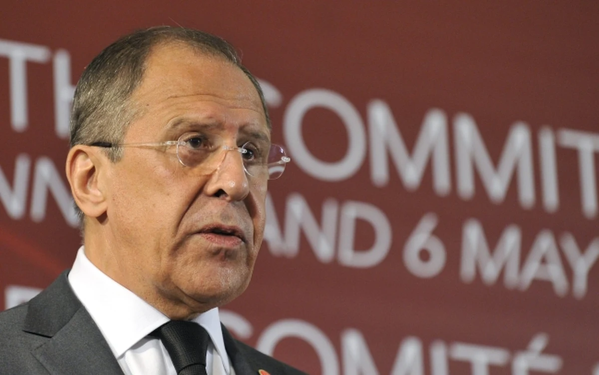 Minister spraw zagranicznych Rosji Siergiej Ławrow twierdzi, że w celu deeskalacji konfliktu władze Ukrainy powinny cofnąć rozkaz wykorzystania wojska do stłumienia protestów ludności w południowo-wschodnich regionach Ukrainy. "W sytuacji, gdy wojsko ma rozkaz walczenia z narodem, sądzę, że oczywistym krokiem, który powinien rozpocząć deeskalację, powinno być anulowanie tego rozkazu" – uznał szef rosyjskiej dyplomacji.