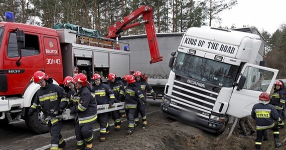 Prawie 90 tys. kierowców dostało w ubiegłym roku mandat za rozmowę przez komórkę. To ponad trzykrotnie więcej niż rok wcześniej - informuje "Rzeczpospolita" na podstawie danych Komendy Głównej Policji.
