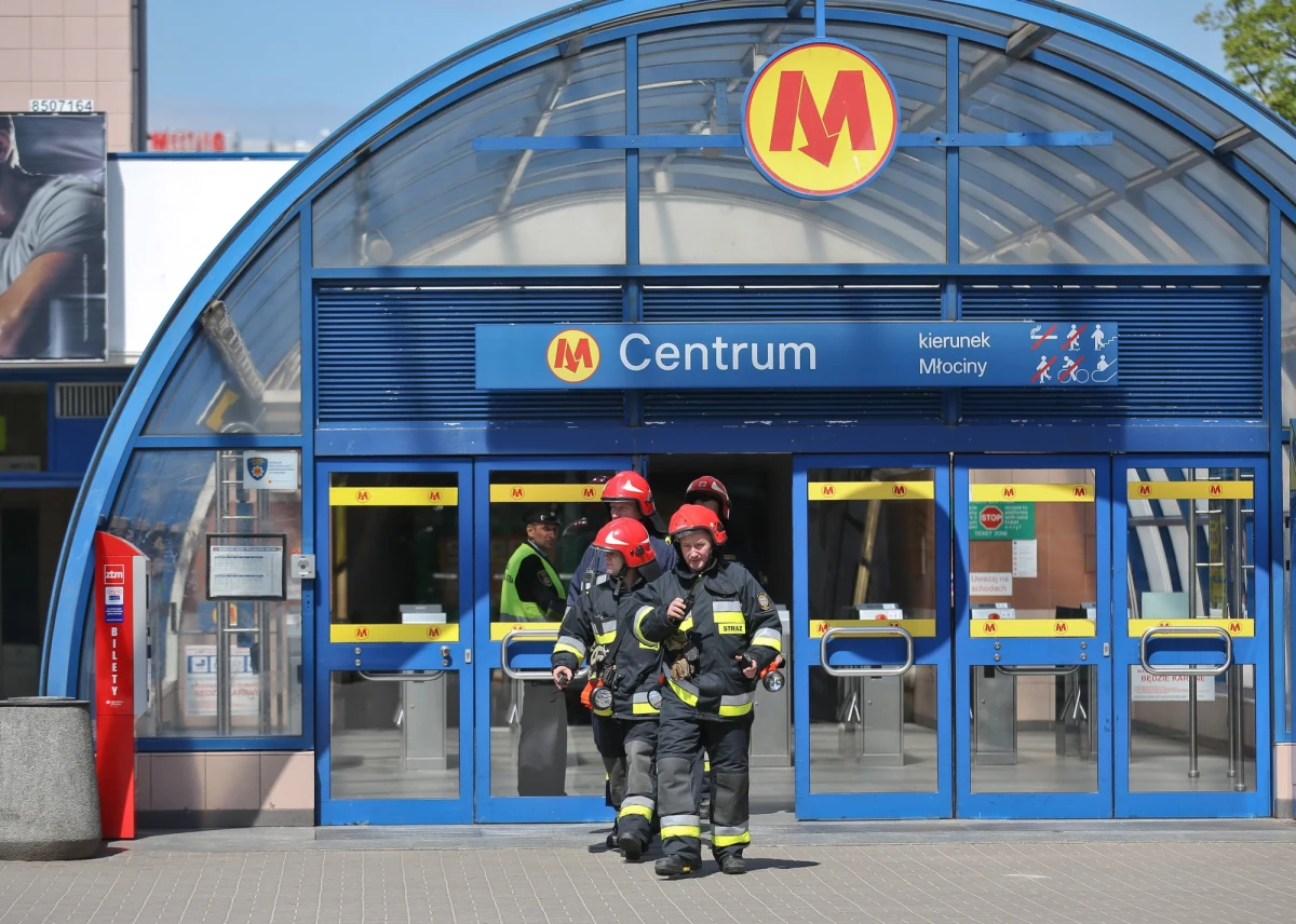 Znowu problemy w warszawskim metrze. Pod ziemią wyczuwalny był zapach gazu dlatego kursowanie pociągów na ponad dwie godziny zostało wstrzymane. Strażacy ewakuowali pół tysiąca osób. 
