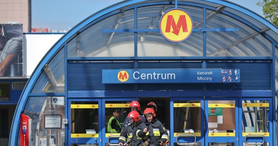 Znowu problemy w warszawskim metrze. Pod ziemią wyczuwalny był zapach gazu dlatego kursowanie pociągów na ponad dwie godziny zostało wstrzymane. Strażacy ewakuowali pół tysiąca osób. 
