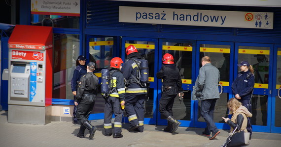 Dodatkowe patrole policji i straży miejskiej pojawią się w warszawskim metrze po serii fałszywych alarmów. W ciągu kilkudziesięciu godzin stołeczna kolejka podziemna została sparaliżowana dwa razy. 