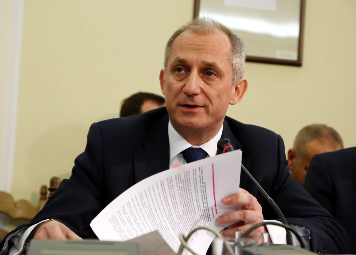 ​Stołeczna prokuratura bada, czy wiceminister zdrowia Sławomir Neumann wziął 50 tysięcy złotych łapówki za lobbing na rzecz finansowania warszawskich klinik. Jak ustalił reporter RMF FM Roman Osica, śledztwo rozpoczęto po anonimowym zawiadomieniu o popełnieniu przestępstwa.