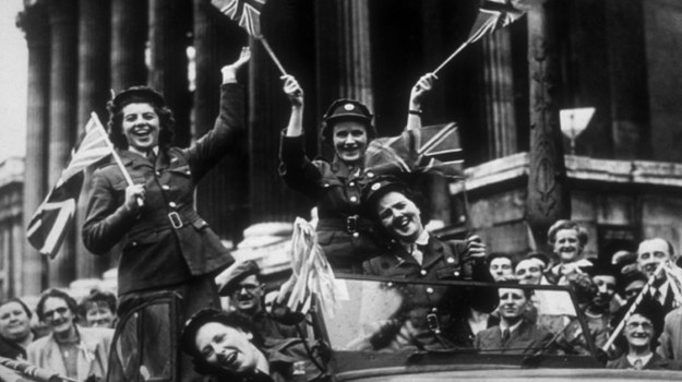 8 maja 1945 roku cała Europa świętowała koniec wyniszczającej i ciężkiej wojny. Niemcy podpisały dzień wcześniej akt kapitulacji. Na ulicach europejskich miast ludzie w euforii  bawili się, śpiewali i płakali ze szczęścia. W Londynie wielotysięczny tłum zgromadził się, aby wysłuchać przemówienia premiera Winstona Churchila. Przez długi czas w krajach bloku komunistycznego, w tym także w Polsce, obchodzono Dzień Zwycięstwa 9 maja, zmieniło się to dopiero w 1990 roku.  