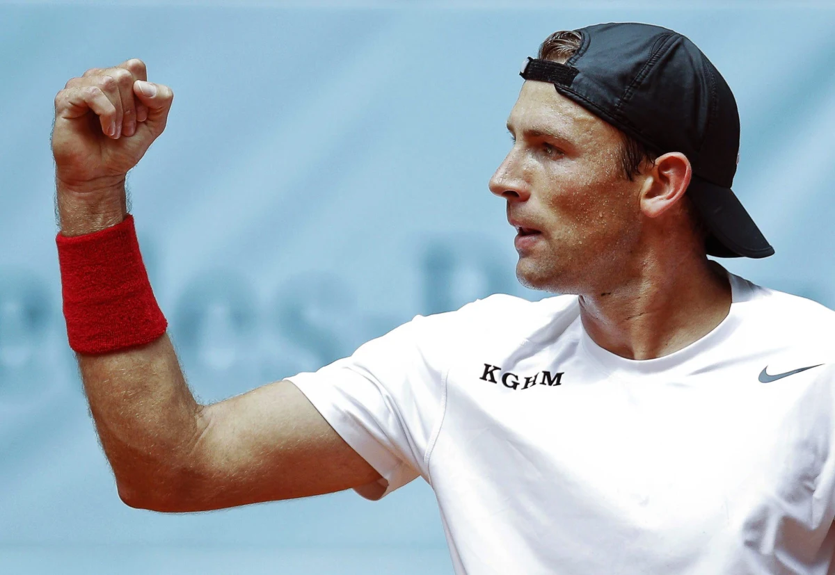 Łukasz Kubot pokonał Francuza Gillesa Simona 7:5, 2:6, 6:4 i awansował do 1/8 finału turnieju ATP Tour w Madrycie (pula nagród 3,671 mln euro). Polski tenisista znalazł się w głównej drabince jako "lucky loser". Zajął miejsce Szwajcara Rogera Federera.