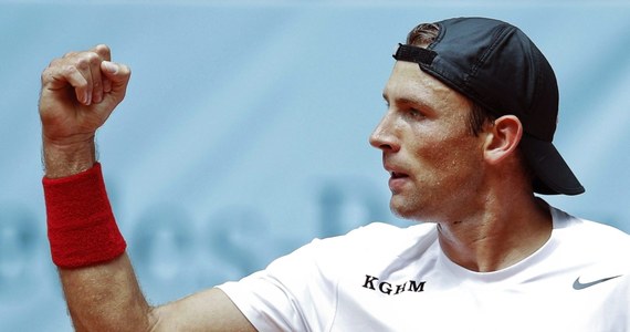 Łukasz Kubot pokonał Francuza Gillesa Simona 7:5, 2:6, 6:4 i awansował do 1/8 finału turnieju ATP Tour w Madrycie (pula nagród 3,671 mln euro). Polski tenisista znalazł się w głównej drabince jako "lucky loser". Zajął miejsce Szwajcara Rogera Federera.