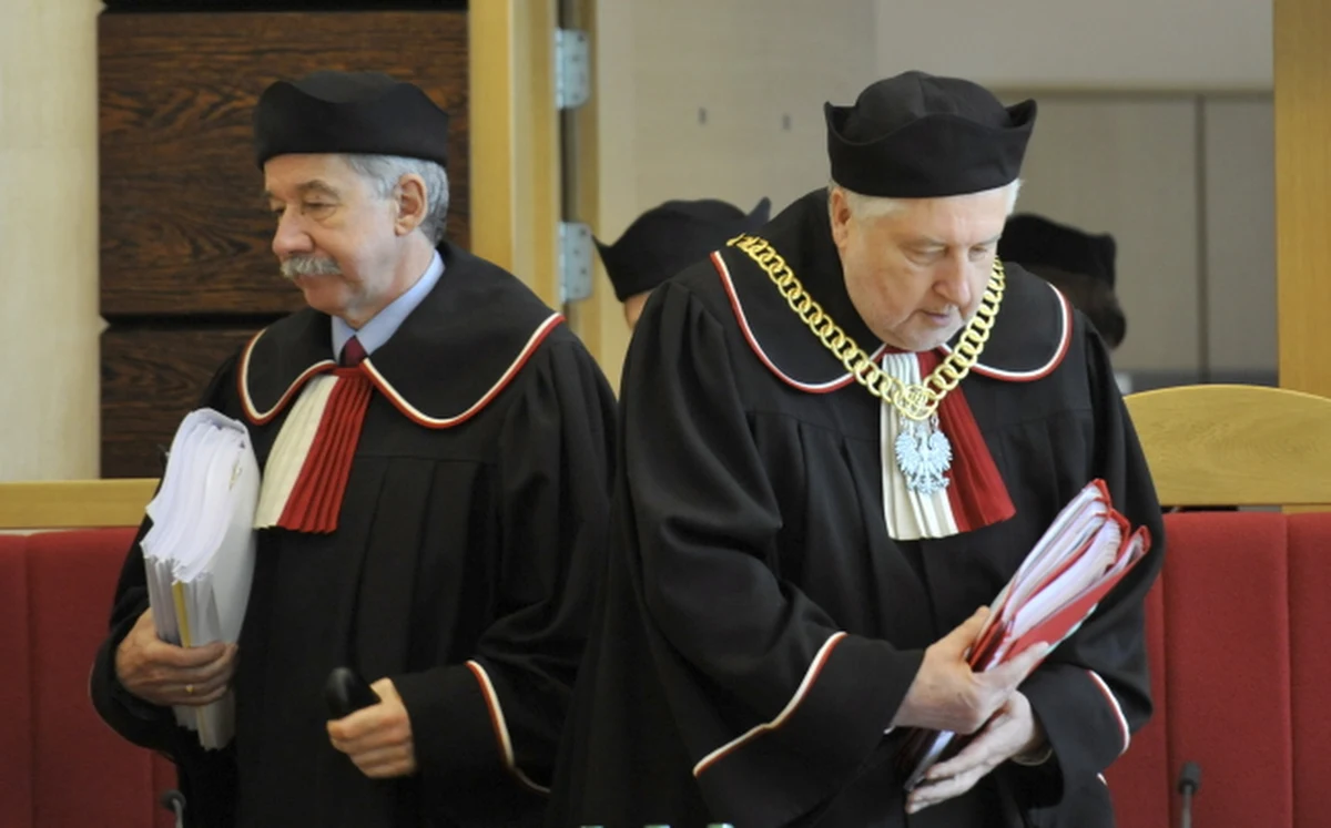 Podwyższenie wieku emerytalnego do 67. roku życia jest zgodne z konstytucją - uznał niejednogłośnie Trybunał Konstytucyjny. Pełny skład TK - przy sześciu zdaniach odrębnych co do różnych punktów wyroku - uznał, że zaskarżone przez NSZZ "Solidarność", posłów PiS i OPZZ przepisy o podwyższeniu wieku emerytalnego do 67 lat są zgodne z konstytucją i konwencją Międzynarodowej Organizacji Pracy. 