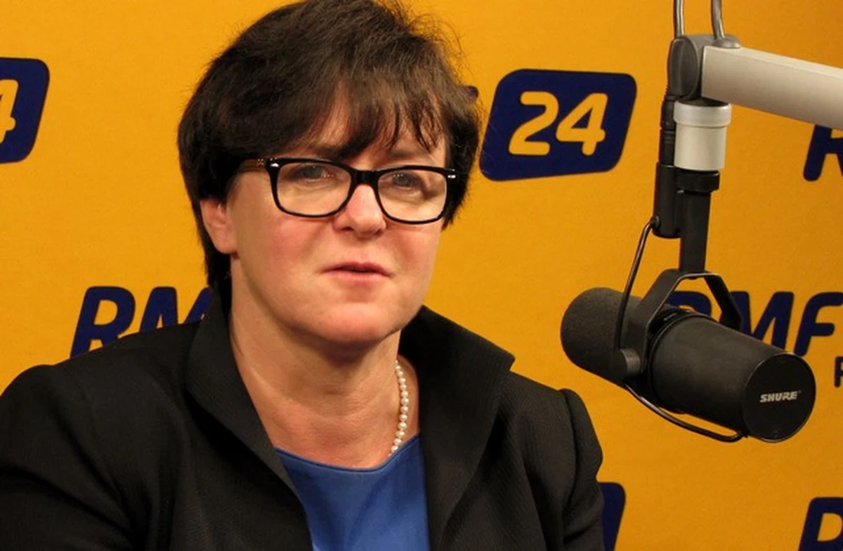 "Jestem coraz bardziej przekonana, że to ma sens" - mówi o projekcie darmowego podręcznika dla uczniów klas pierwszych minister edukacji narodowej, Joanna Kluzik-Rostkowska w Kontrwywiadzie RMF FM. Czy rząd może się z tego pomysłu wycofać? "Nie ma już odwrotu. Jest bardzo wielu zadowolonych z nowego elementarza. Nie spotkałam żadnego rodzica, który mówiłby, że to zły pomysł" - twierdzi szefowa MEN w RMF FM i zapewnia, że pewnym jest już nie tylko darmowy podręcznik dla tegorocznych pierwszoklasistów, ale i darmowe podręczniki dla kolejnych trzech roczników od 2015 roku. "134 tysiące zł  brutto, tyle będzie wynosiło honorarium Marii Lorek, autorki Elementarza"- mówi minister Kluzik-Rostkowska. "75 milionów złotych to koszt całościowy projektu. Najdroższy jest druk" - tłumaczy.