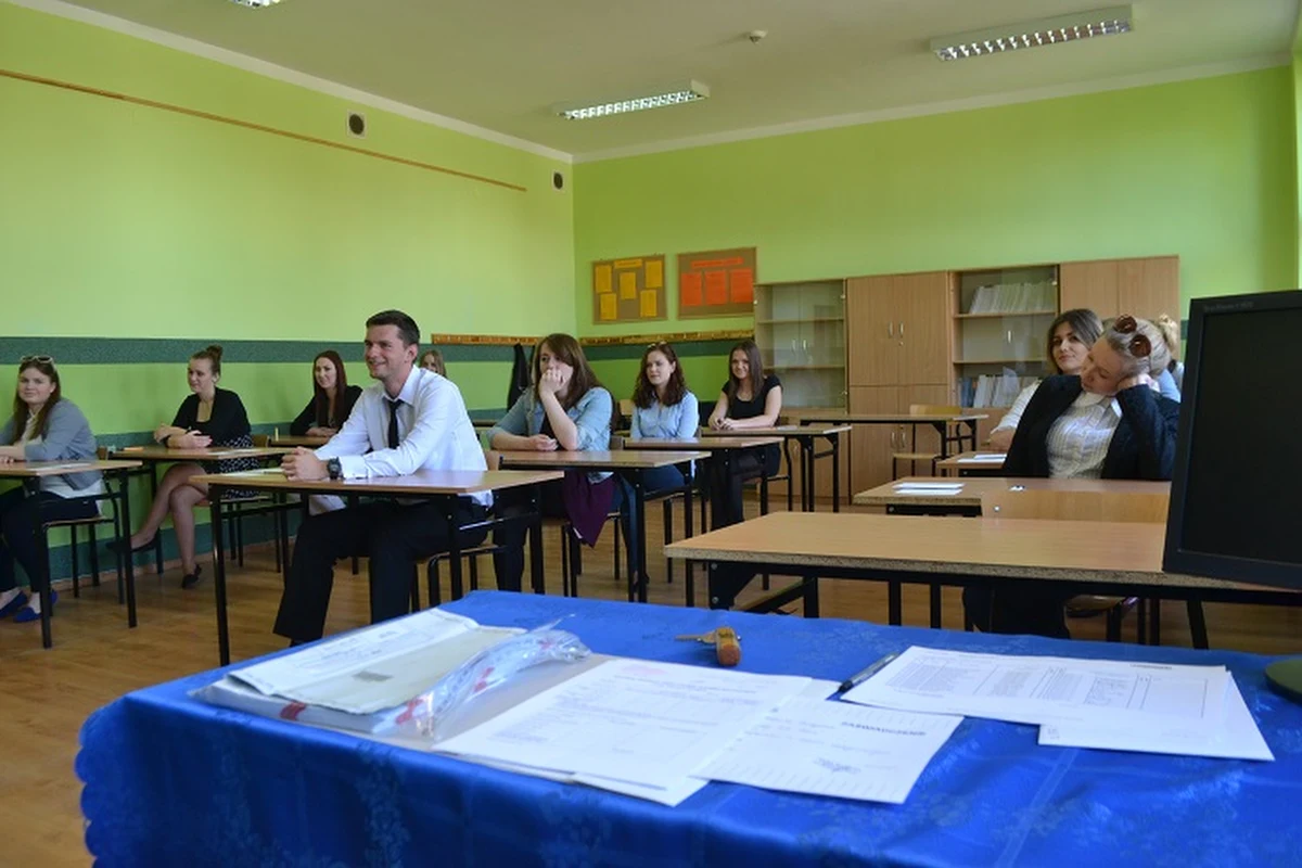 Za krótkie spódnice, za długie krawaty - to najczęstsze błędy w ubiorze maturzystów. Jak ubrać się na egzamin radzi w RMF FM stylistka Izabela Jabłonowska, autorka pierwszego polskiego poradnika o modzie. 