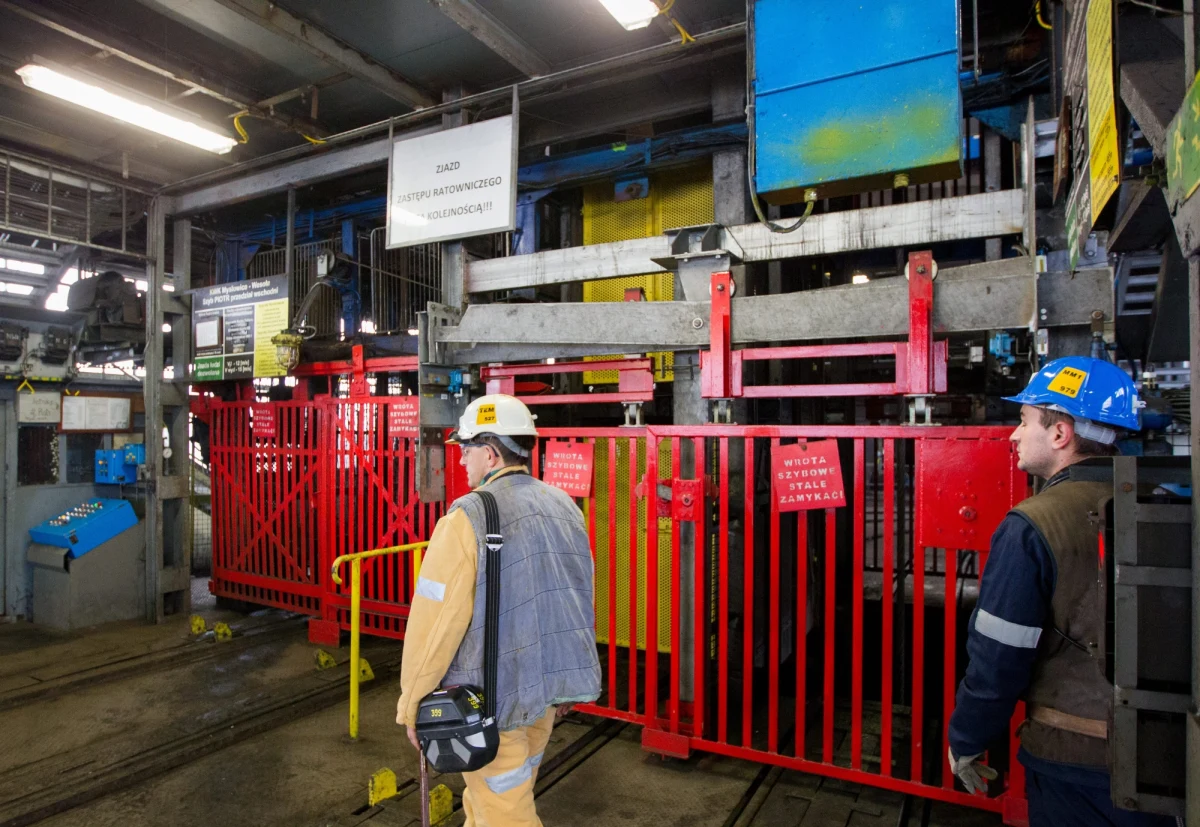 Ponad 200 zgłoszeń od zaniepokojonych mieszkańców odebrali pracownicy kopani Mysłowice-Wesoła. Kilka minut przed godz. 6 doszło w niej do wstrząsu. Miał siłę 2,7 stopnia w skali Richtera, a jego epicentrum było pod ulicą Konopnicką. Trwa przegląd sieci gazowej i wodociągowej. Specjaliści sprawdzają, czy nie doszło do uszkodzeń. 
