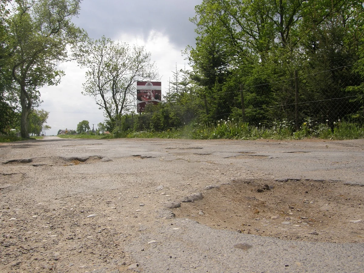 "To kpina" - mówią zgodnie mieszkańcy trzech podszczecińskich miejscowości: Siadła Dolnego, Kurowa i Ustowa. Po zimie - przebiegająca tamtędy droga - jest w fatalnym stanie. "Dziur jest więcej niż asfaltu" - skarżą się kierowcy. Podobnie było i rok temu. Wtedy urzędnicy o naprawie nawierzchni przypomnieli sobie... w lipcu.