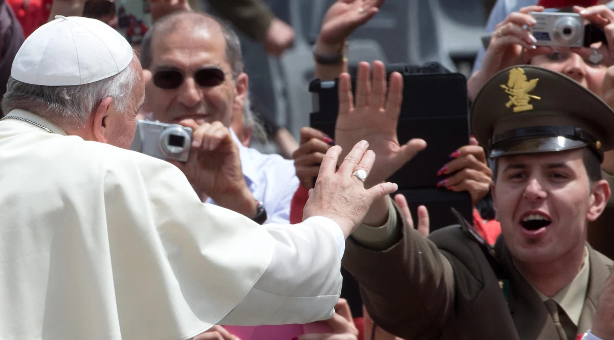 Papież Franciszek powiedział, że Kościół nie może być "firmą produkującą zakazy". "Należy prowadzić dialog z ludźmi, od biurokracji ważniejsza jest łaska" - mówił papież w kazaniu podczas mszy w Domu świętej Marty w Watykanie.