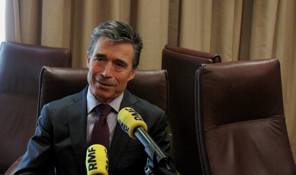 "Nie sądzę, żebyśmy mieli do czynienia z powrotem do zimnej wojny. Podczas zimnej wojny Rosja była liderem globalnego obozu komunistycznego. Dziś jest w dużym stopniu globalnie izolowana. Zgodzę się jednak, że czasem wydaje się, iż Kreml w pewnej mierze nie porzucił staroświeckiego, zimno-wojennego myślenia" - przyznaje w rozmowie z Konradem Piaseckim szef NATO. Anders Fogh Rasmussen podkreśla, że "jesteśmy teraz świadkami silnego zjednoczenie Unii Europejskiej, Stanów Zjednoczonych, G7 i NATO".