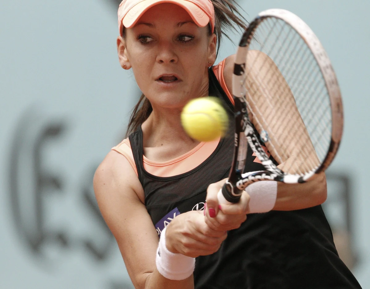 Agnieszka Radwańska gładko pokonała Włoszkę Robertę Vinci 6:1, 6:1 i awansowała do ćwierćfinału turnieju WTA Tour na ziemnych kortach w Madrycie (pula nagród 4,24 mln dol.). Polska tenisistka jest rozstawiona w imprezie z numerem trzecim.