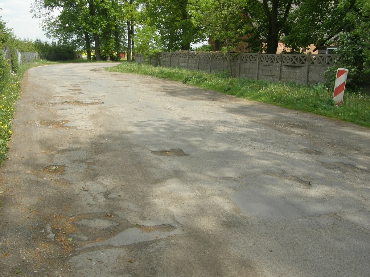 Dziury zostaną załatane. Mamy dobre wieści dla mieszkańców Ustowa, Kurowa i Siadła Dolnego koło Szczecina. Po naszej interwencji urzędnicy obiecują, że naprawią powiatową drogę, która po zimie jest w fatalnym stanie. „Niewiele trzeba i samochód uszkodzony” – skarżyli nam się mieszkańcy. Sprawą zajęła reporterka RMF FM Aneta Łuczkowska, która usłyszała od urzędników zapewnienie, że remont rozpocznie się już za dwa tygodnie.