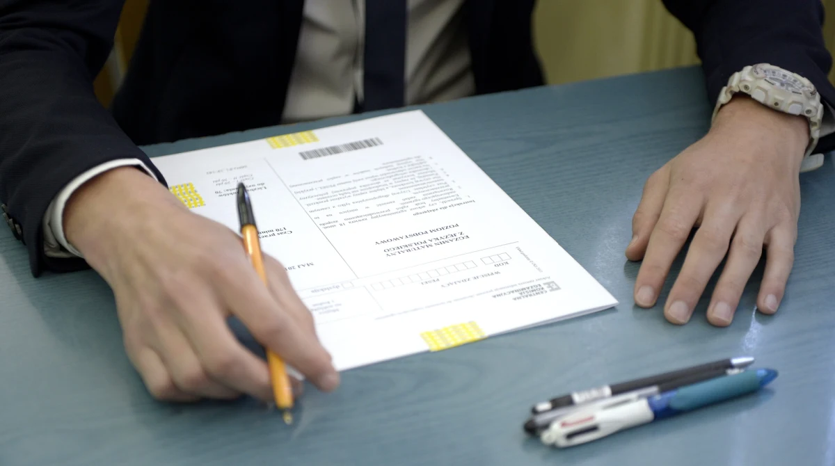 Uczniowie rozpoczęli egzamin z wiedzy o społeczeństwie na poziomie podstawowym i rozszerzonym! Na RMF 24 opublikujemy arkusze zadań, a wieczorem również propozycje odpowiedzi.