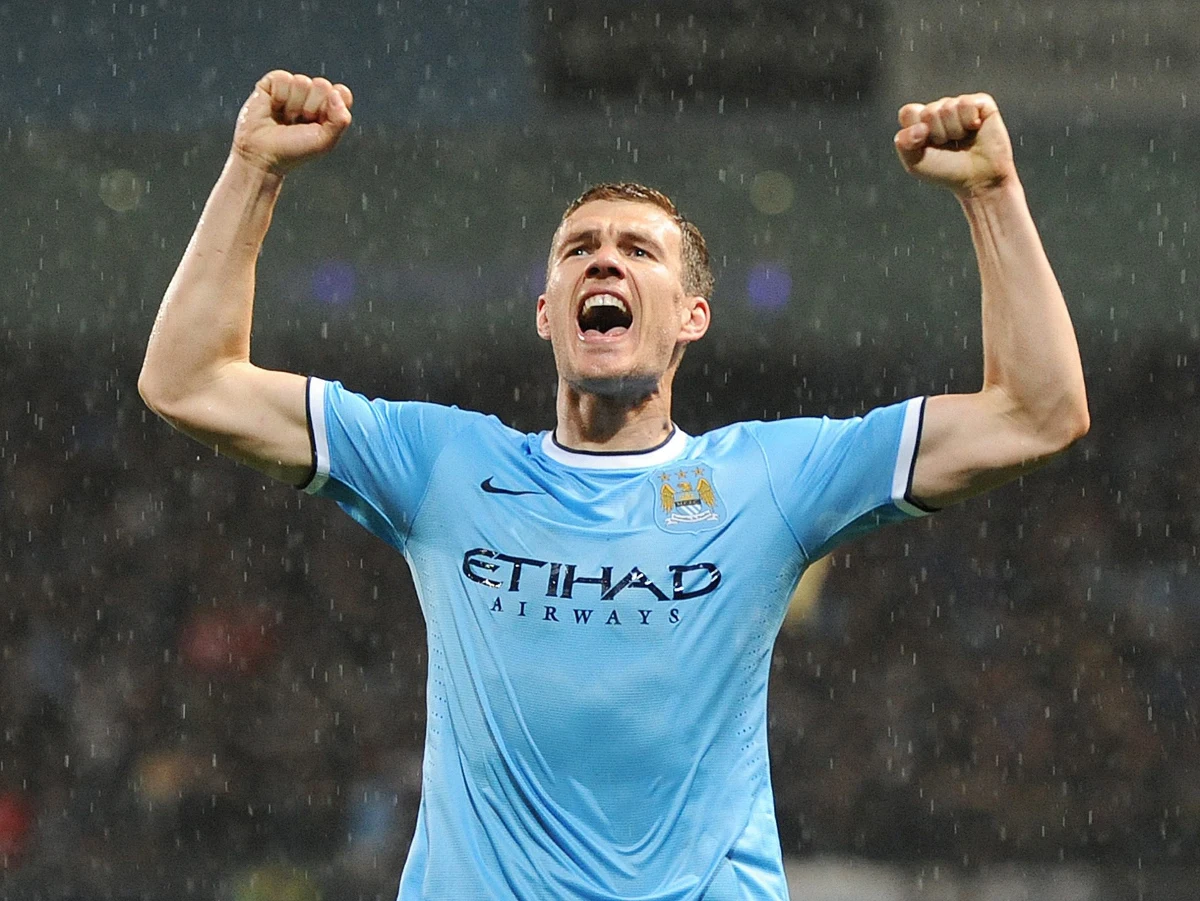 Zaplanowana na niedzielę ostatnia kolejka angielskiej ekstraklasy piłkarskiej wyłoni mistrza kraju. Liderowi Manchesterowi City do wywalczenia tytułu powinien wystarczyć remis u siebie z West Ham United. Wicelider Liverpool podejmie Newcastle.
