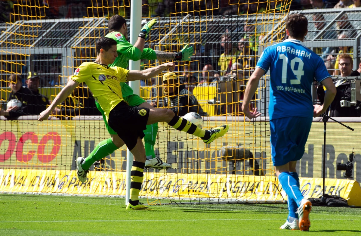 W swoim ostatnim ligowym meczu w barwach Borussii Dortmund Robert Lewandowski powalczy z Chorwatem Mario Mandzukicem z Bayernu Monachium o tytuł najskuteczniejszego piłkarza niemieckiej ekstraklasy. Obaj zawodnicy mają po 18 trafień.