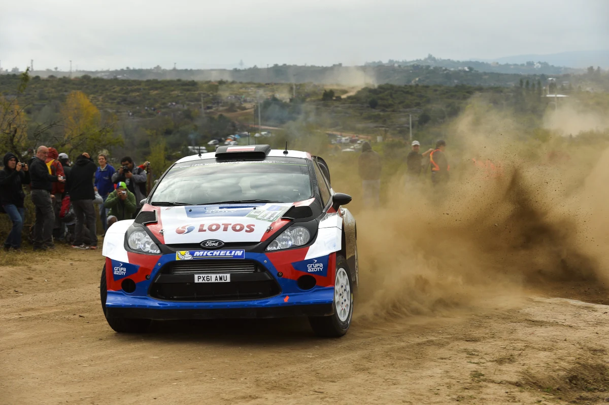 Robert Kubica z pilotem Maciejem Szczepaniakiem z Ford Fiesta WRC zajmują ósme miejsce po trzech odcinkach specjalnych w Rajdzie Argentyny, piątej rundzie mistrzostw świata. Liderem jest Fin Jari-Matti Latvala z VW Polo WRC. 