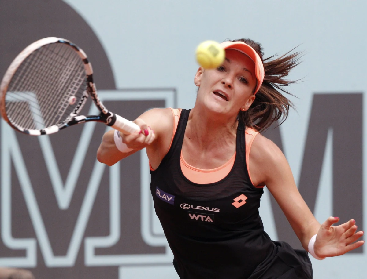 Agnieszka Radwańska zagra w półfinale turnieju WTA Tour w Madrycie. Pokonała 6:4, 4:6, 6:4 Caroline Garcię z Francji. Jej kolejną rywalką będzie Rosjanka Maria Szarapowa.
