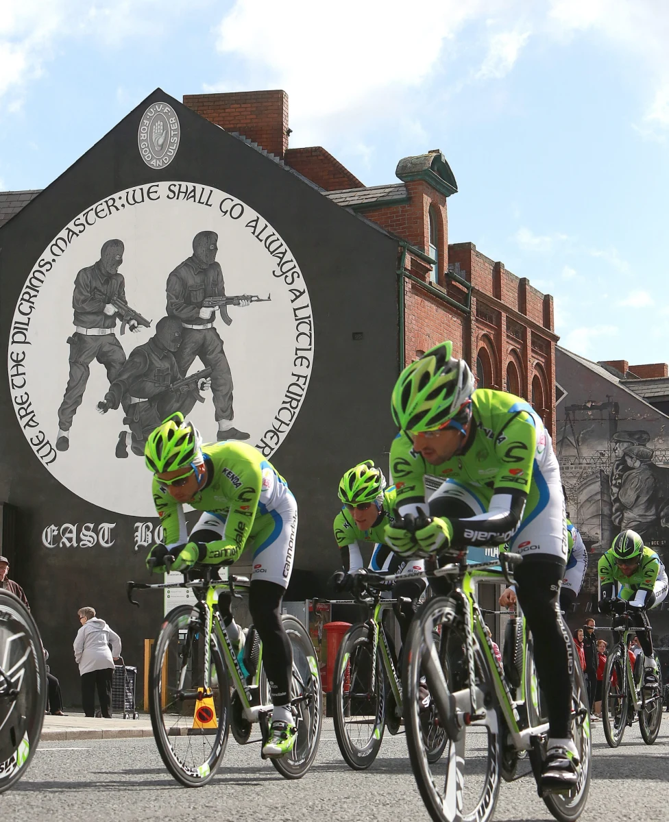 Australijska ekipa Orica GreenEdge wygrała w Belfaście pierwszy etap kolarskiego Giro d'Italia - jazdę drużynową na czas. Koszulkę lidera wyścigu zdobył obchodzący w piątek 37. urodziny Kanadyjczyk Svein Tuft, który pierwszy z tego zespołu minął linię mety.