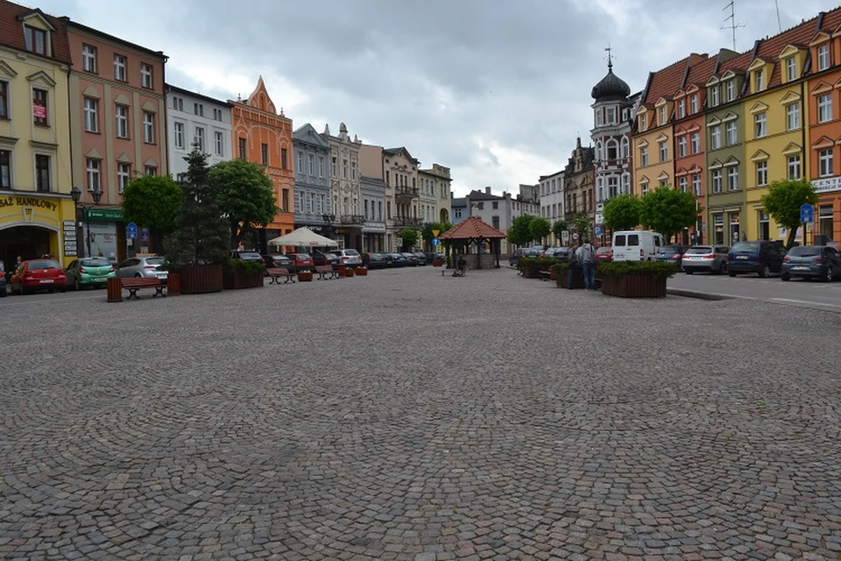 Żółty wóz satelitarny RMF FM zawitał dziś do Brodnicy, bo właśnie stamtąd nadajemy Fakty z Twojego Miasta. To piękne, historyczne miasto położone wśród lasów i jezior. Przez cały dzień będziemy odkrywać jego tajemnice, a zaczynamy w samym centrum, czyli na niezwykłym rynku.