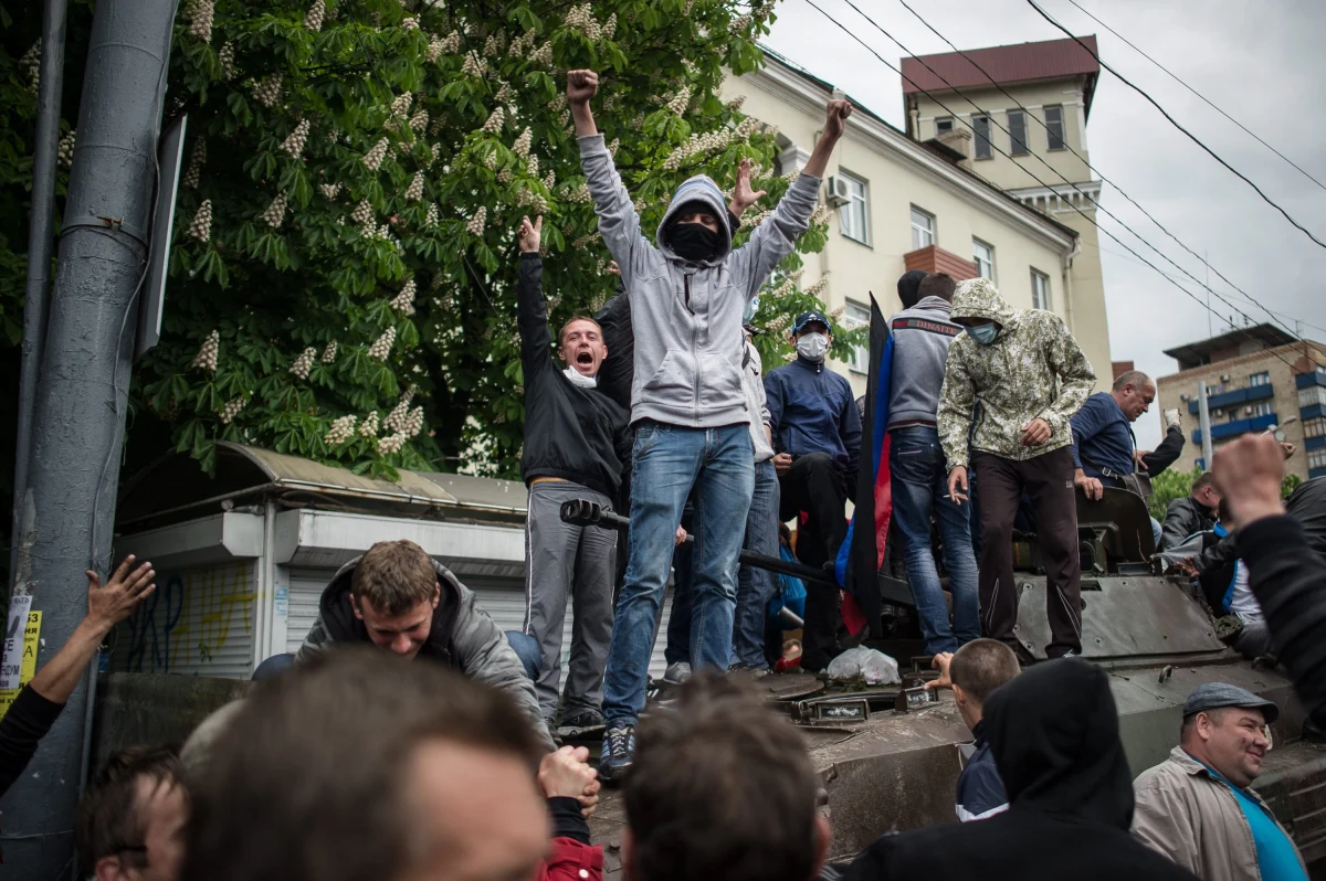 21 osób -  zginęło wczoraj w starciach w Mariupolu na wschodzie Ukrainy - poinformował szef ukraińskiego MSZ Arsen Awakow. Na Krymie w Dniu Zwycięstwa pojawił się natomiast - po raz pierwszy od czasu aneksji półwyspu - Władimir Putin. Prezydent Rosji odebrał w Sewastopolu paradę morską i lotniczą.