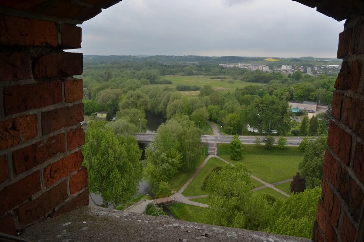Kiedy wjeżdżamy do Brodnicy, pierwszym, co rzuca się w oczy jest górująca nad miastem średniowieczna wieża. To pozostałość po znajdującym się tutaj niegdyś krzyżackim zamku – z jej szczytu widać całą Brodnicę. Ma też lekko przerażającego, lecz niegroźnego mieszkańca…