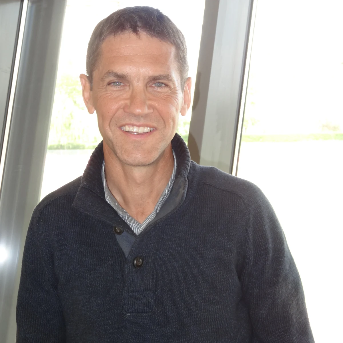 "Do biegów trzeba się przygotować, nie powinniśmy zaskakiwać organizmu czymś, do czego nie jest przyzwyczajony" - mówi RMF FM dr Wacław Mirek z krakowskiej AWF, maratończyk, specjalista od biegów, trener dbający o przygotowanie fizyczne m.in. sióstr Radwańskich. Jak sugeruje, osoby, które do tej pory nie biegały, powinny zaczynać od marszobiegów, by przekonać się, jak zareaguje organizm. Na dalszym etapie należy zaś, jego zdaniem, zwiększać objętość ćwiczeń, a nie ich intensywność. "Nie należy przekraczać granic, to domena zarezerwowana dla sportowców" - podkreśla dr Mirek.