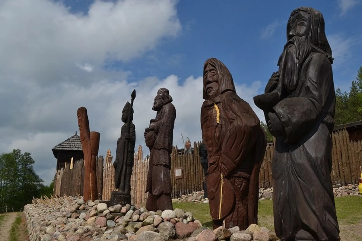 Brodnica jest znana nie tylko z trójkątnego rynku czy duchów straszących na wieży. Miasto otoczone jest lasami i ponad setką jezior, które razem tworzą Pojezierze Brodnickie. Już kilka metrów za miastem można znaleźć się w dzikiej głuszy i delektować świeżym powietrzem, ale trzeba uważać, bo łatwo natknąć się na zamieszkujących lasy… rycerzy. 