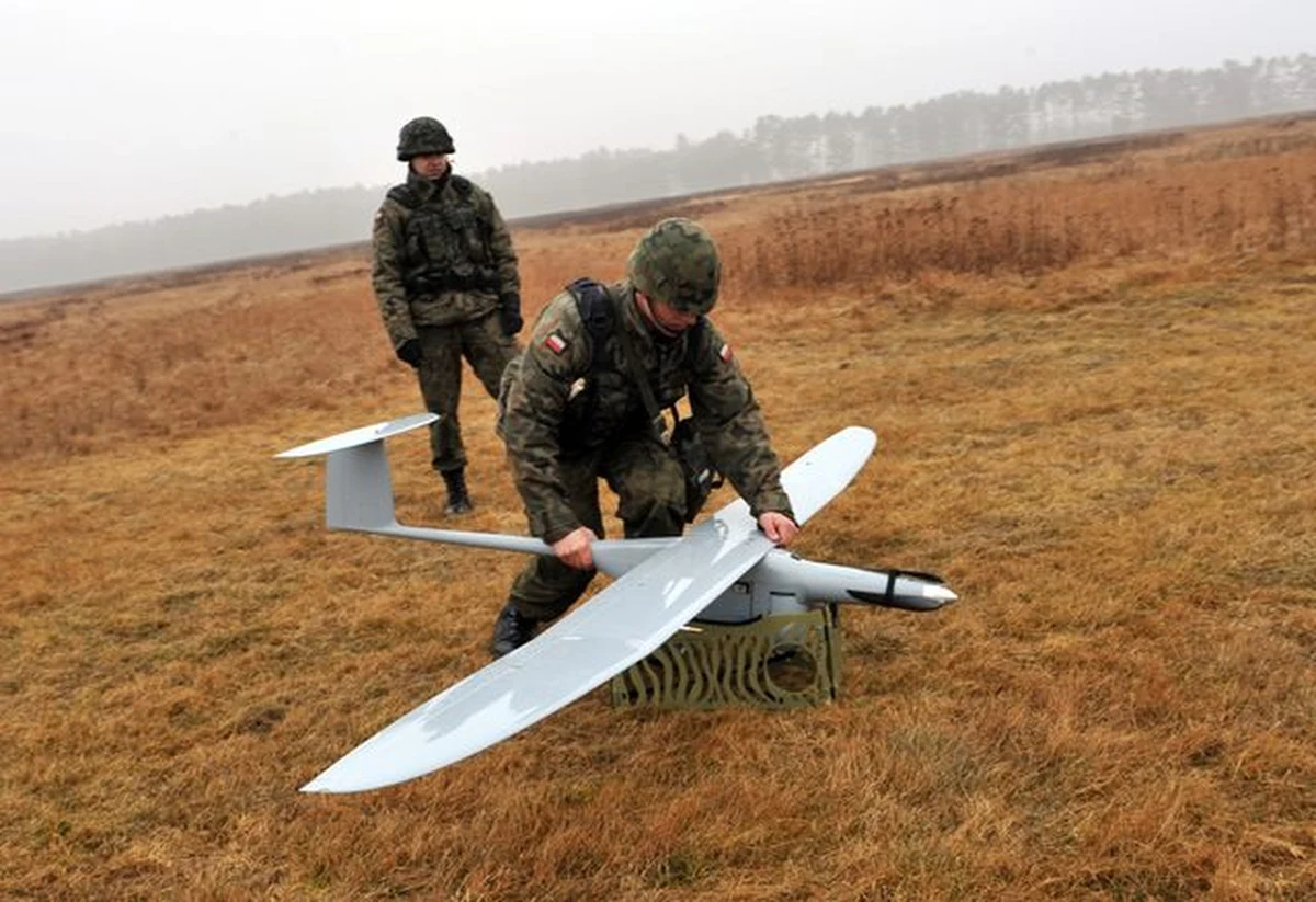 Żołnierze odnaleźli w sobotę drona, który zaginął podczas prób na poligonie w okolicach Torunia - poinformował rzecznik MON Jacek Sońta. Samolot bezzałogowy znajdował się ok. 25 km od poligonu. 
