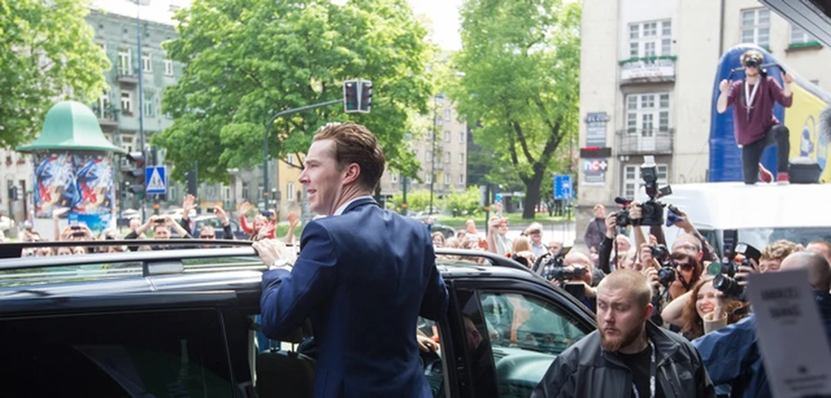 Gwiazdor serialu "Sherlock" Benedict Cumberbatch spotkał się z widzami na festiwalu Off Plus Camera w Krakowie. Jak powiedział, zajmująca się produkcją filmową firma, której jest współwłaścicielem, rozważa kręcenie w przyszłości filmu w Polsce.
