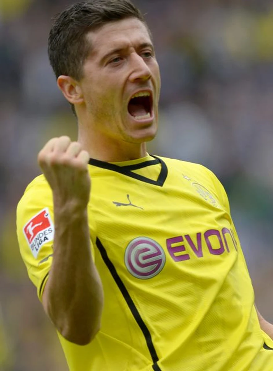 "Z 8000 prób z rzutów wolnych na treningach, Robert Lewandowski trafił najwyżej trzy razy" - powiedział o Polaku trener Borussii Dortmund Juergen Klopp. Piłkarz BVB zdobył gola z tego stałego fragmentu gry, pieczętując tytuł króla strzelców.