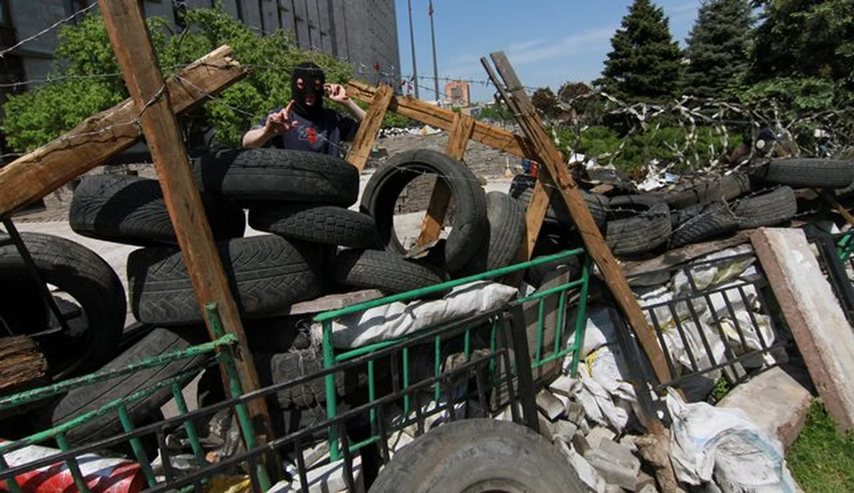 Jedna osoba zginęła, a jeszcze jedna lub dwie zostały ranne w strzelaninie, która wybuchła w niedzielę w Krasnoarmijsku w obwodzie donieckim na wschodniej Ukrainie, gdzie wkroczył batalion "Dnipro" (Dniepr) Gwardii Narodowej MSW.