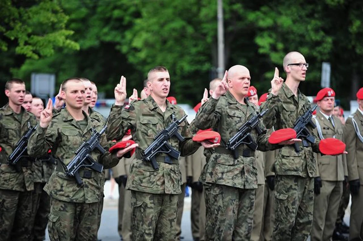 ​Ministerstwo Obrony reformuje Narodowe Siły Rezerwowe. Powstanie 16 oddziałów NSR podporządkowanych siłom specjalnym, by mogły się przeciwstawiać „zielonym ludzikom”, takim jakich na Krymie używał Putin - ustaliła "Gazeta Wyborcza".
