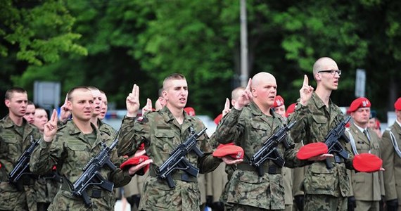 ​Ministerstwo Obrony reformuje Narodowe Siły Rezerwowe. Powstanie 16 oddziałów NSR podporządkowanych siłom specjalnym, by mogły się przeciwstawiać „zielonym ludzikom”, takim jakich na Krymie używał Putin - ustaliła "Gazeta Wyborcza".