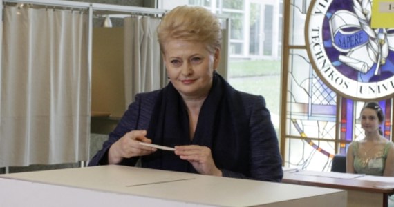 ​Ubiegająca się o drugą kadencję prezydent Litwy Dalia Grybauskaite zwyciężyła w pierwszej turze wyborów prezydenckich. Uzyskała 45,8 proc. głosów - wynika z opublikowanych w nocy rezultatów, po przeliczeniu 97 proc. głosów. 