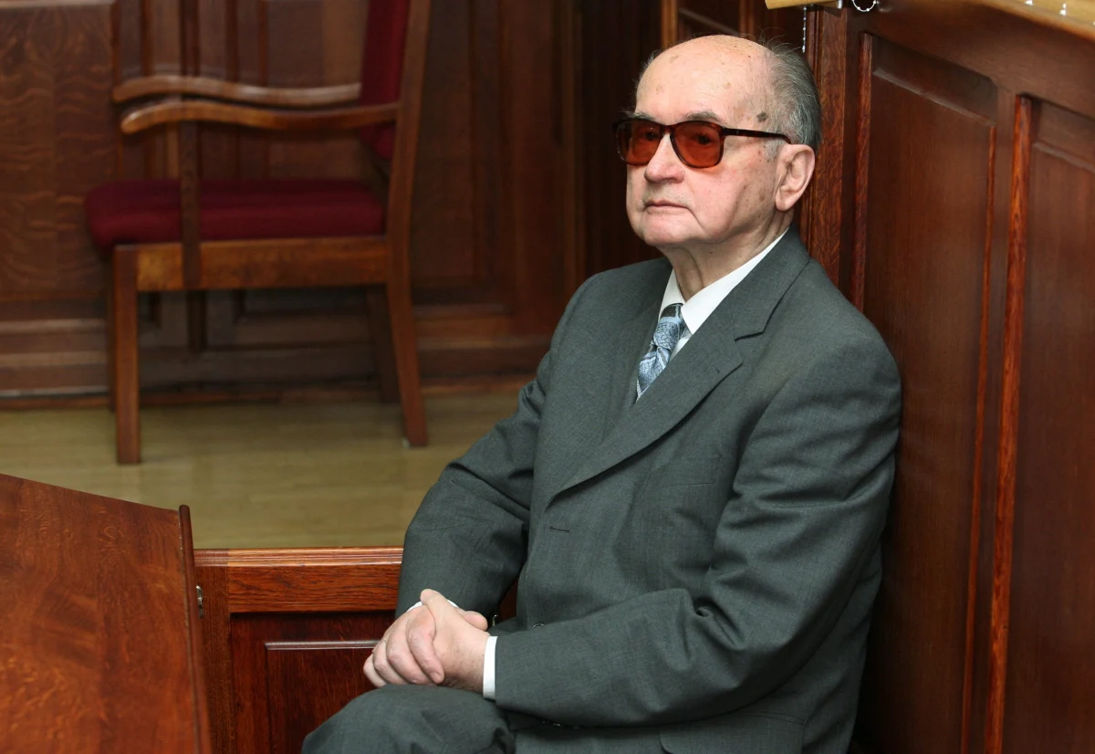 Dr Piotr Gontarczyk, historyk i biograf Wojciecha Jaruzelskiego, twierdzi na łamach "Naszego Dziennika", że generał "podrasował" swój życiorys. Według Gontarczyka, Jaruzelski dokonał "rekonstrukcji teczki personalnej".  