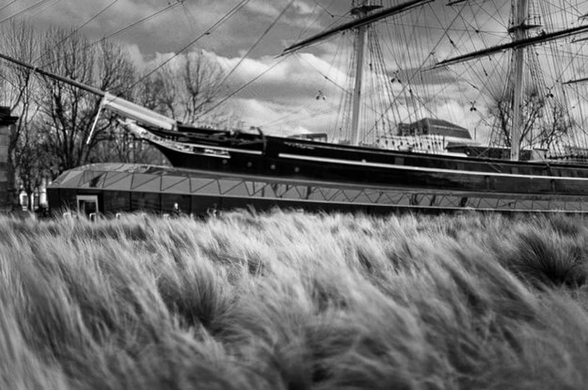 Wsiadam do kapsuły czasu. Właściwie wchodzę do niej przez bramę. W nozdrza uderza mnie woń przystrzyżonych trawników, a w głąb parku Greenwich wsysa długa asfaltowa nitka. Na jej końcu człowiek staje w pokorze. Kurczy się i na moment nie przyjmuje tlenu. Widok jest niezwykły - obok biegnie zerowy południk, Meridian, a na wprost, po drugiej stronie Tamizy, rosną gmachy ze szkła i stali. Gdy przymknąć oczy, słychać tętent kopyt. Tu jeździł konno król Henryk VIII, gdy zastanawiał się nad papieskim rozwodem. Greenwich - muszę przyznać - jest dla mnie spiżarnią historii. Fotograf, prędzej czy później, traci w niej głowę.