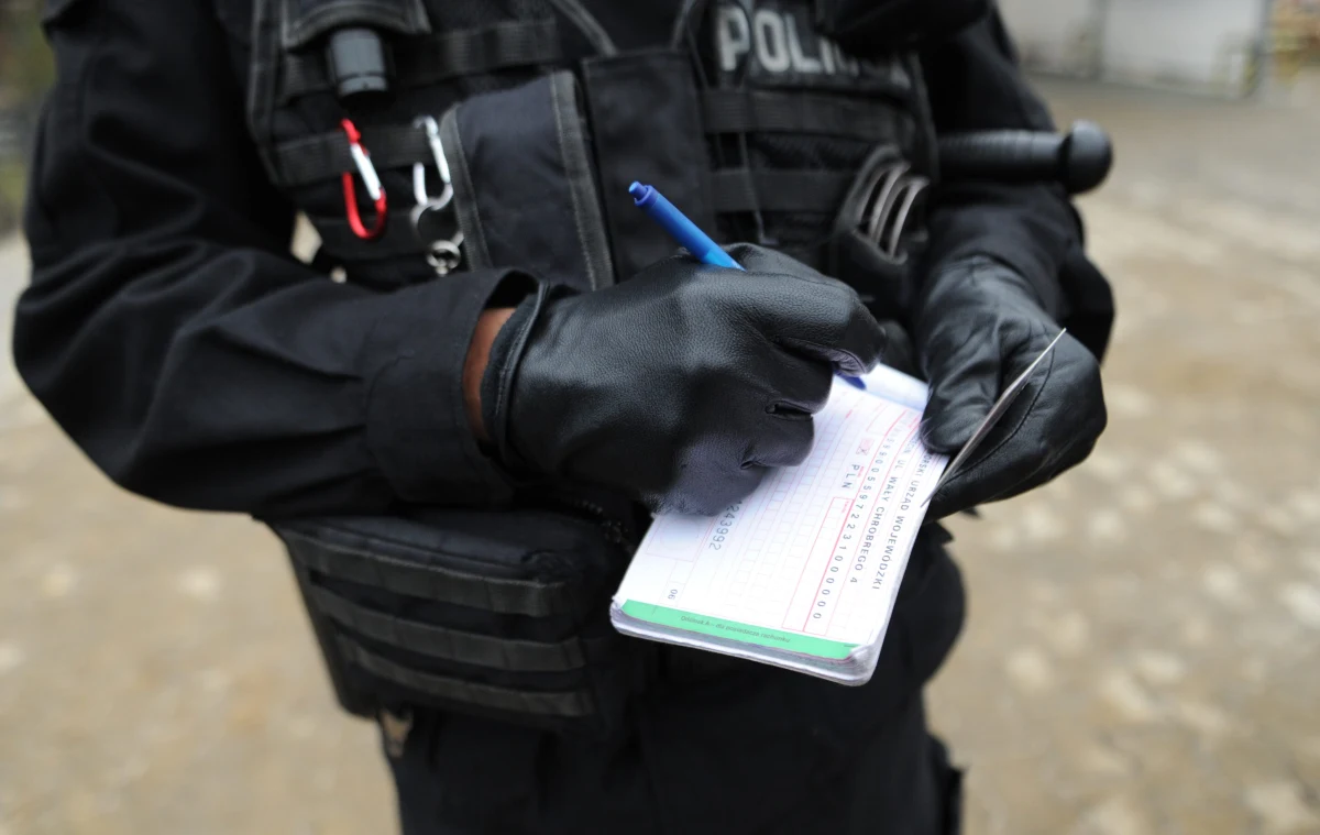 Nie zapłacisz mandatu - nie pozbędziesz się punktów karnych. Rząd przygotowuje nowe przepisy, które mają poprawić ściągalność kar za wykroczenia drogowe - dowiedział się reporter RMF FM Mariusz Piekarski. Z danych wynika, że dobrowolnie mandaty płaci je mniej niż połowa ukaranych. Nad projektem ustawy już pracuje Ministerstwo Spraw Wewnętrznych.